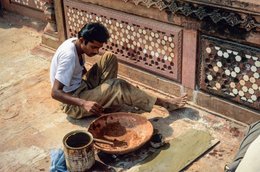 Agra;-Basin;-Crafts;-Craftsman;-Hexagons;-India;-Itimad-ud-Daulah;-Jali;-Kaleidos;-Kaleidos-images;-La-parole-à-limage;-Mughal;-Paste;-Red-sandstone;-Restoration;-Stone;-Stone-mosaic;-Stories-Pictures;-Tarek-Charara;-Uttar-Pradesh